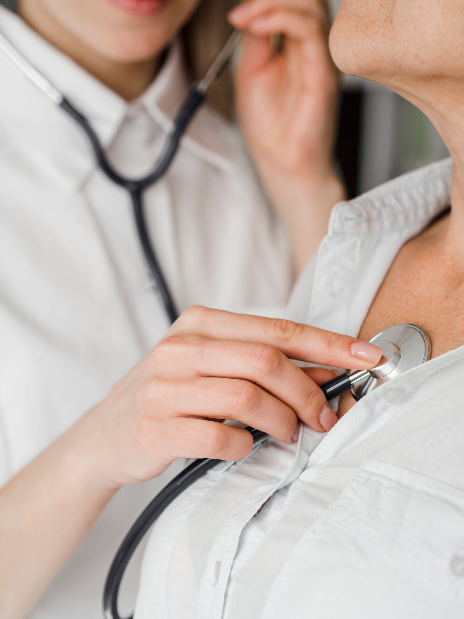 doctor-checking-old-patient https://ariaclinic.ro/wp-content/uploads/2025/01/doctor-checking-old-patient-scaled.jpg