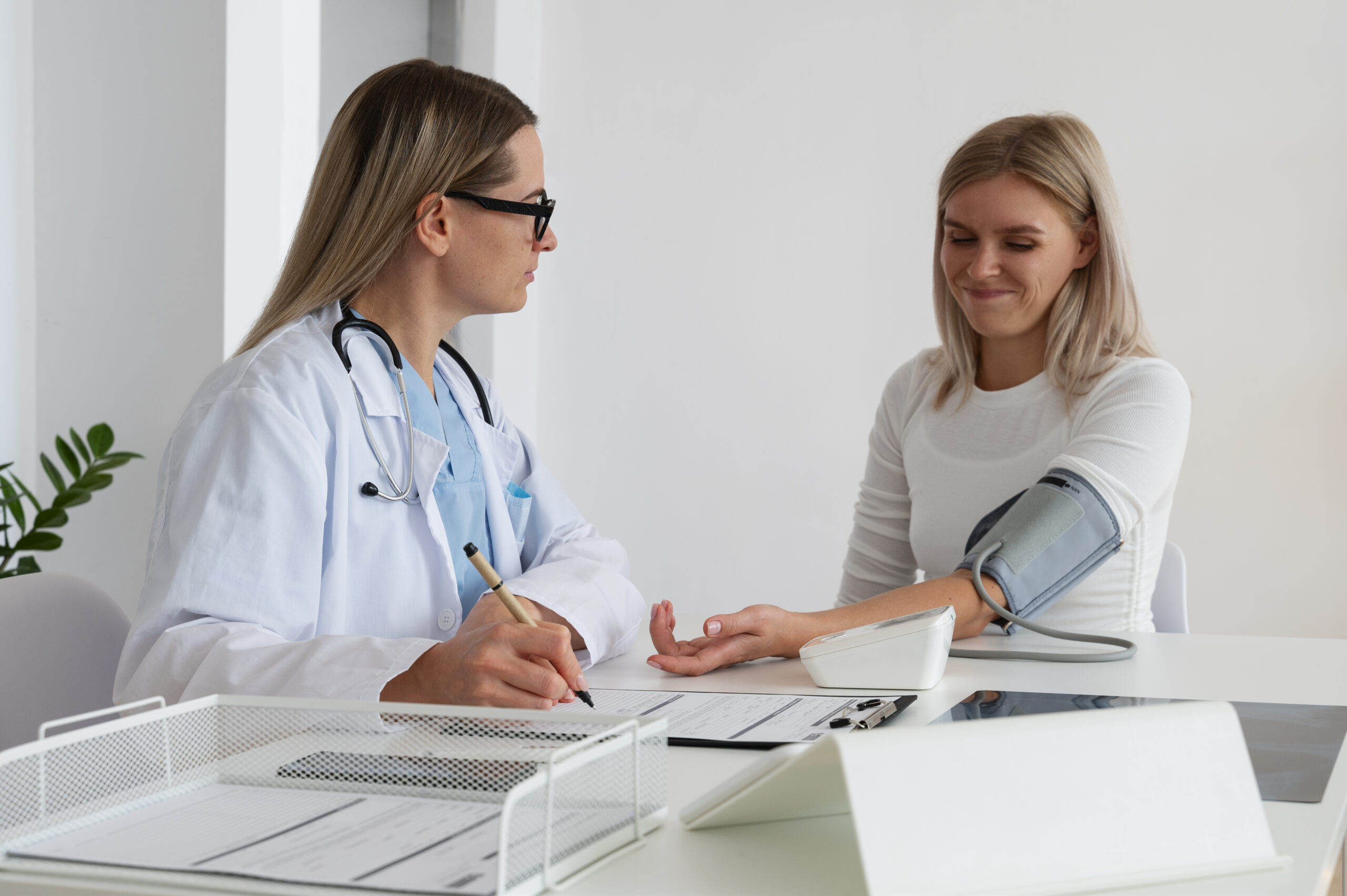 medium-shot-patient-doctor-s-checkup https://ariaclinic.ro/wp-content/uploads/2025/01/medium-shot-patient-doctor-s-checkup-scaled.jpg